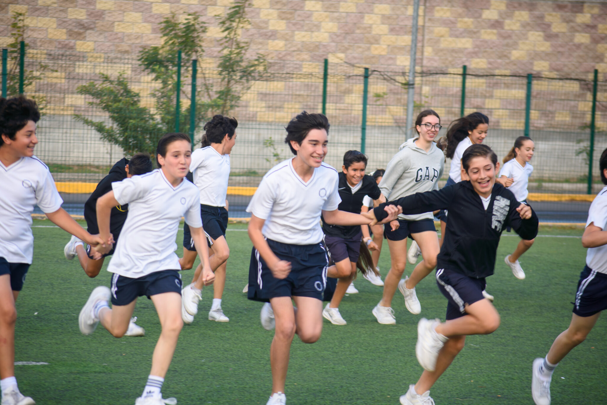 Alumnos de Cumbres Veracruz jugando en canchas