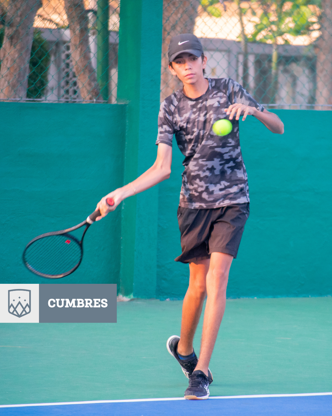 Alumno de Cumbres Veracruz jugando tenis