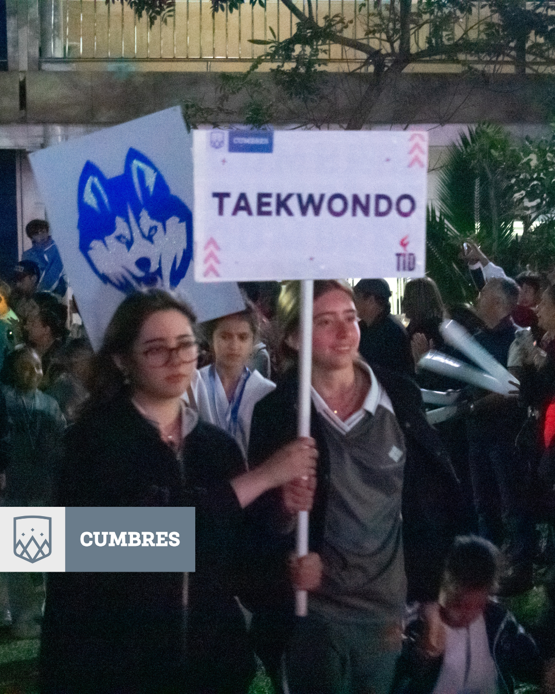 Alumnas de Cumbres Veracruz presentando Taekwondo en desfile de TID