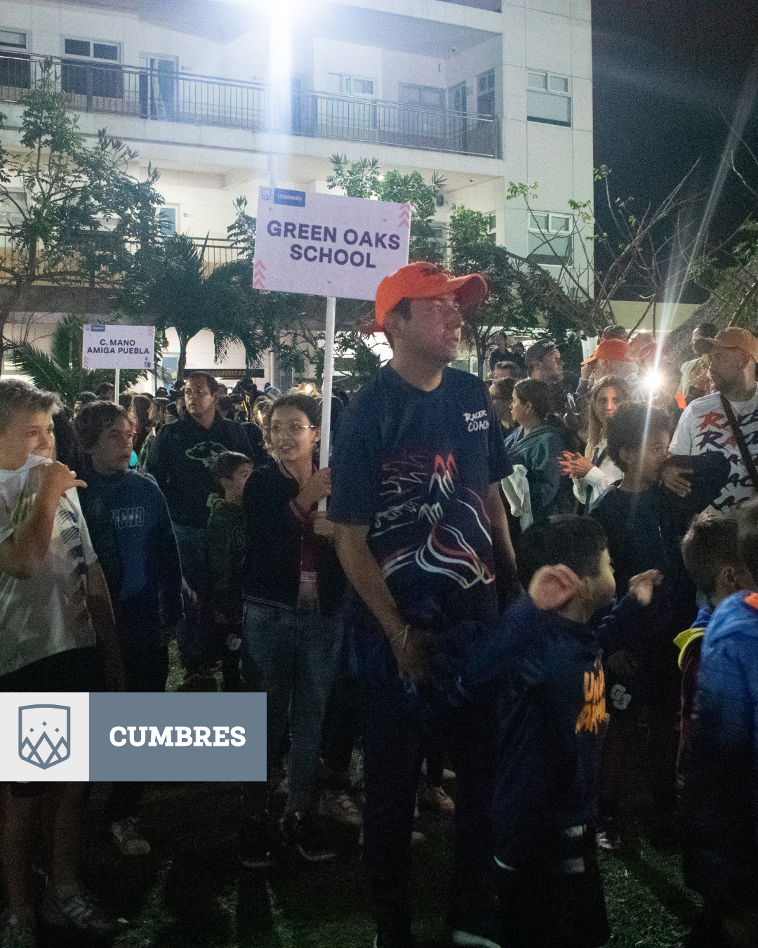 Alumnos y padres de RCSA en desfile de TID