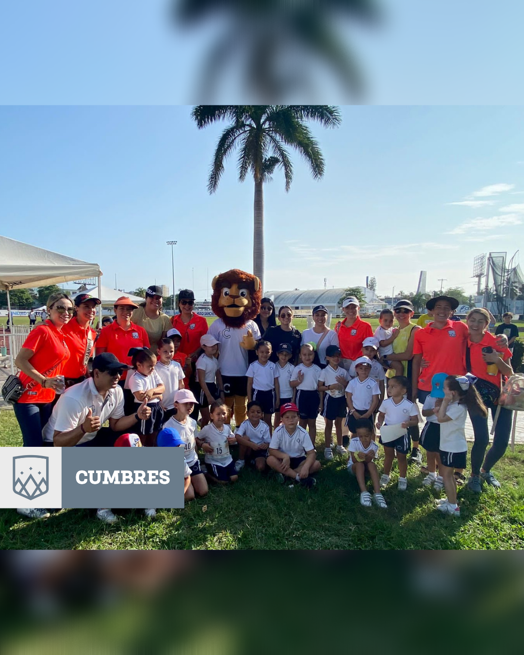 Alumnos y maestros de Cumbres Veracruz con mascota de Gran fiesta deportiva: TID 2023