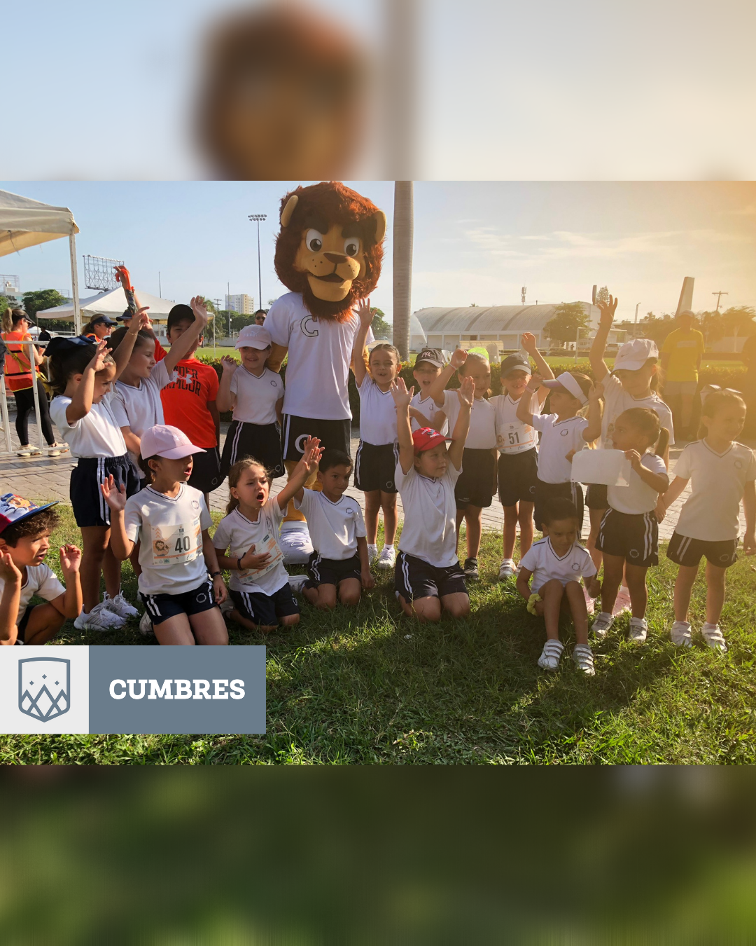 Alumnas de primaria Cumbres Veracruz con mascota de Gran fiesta deportiva