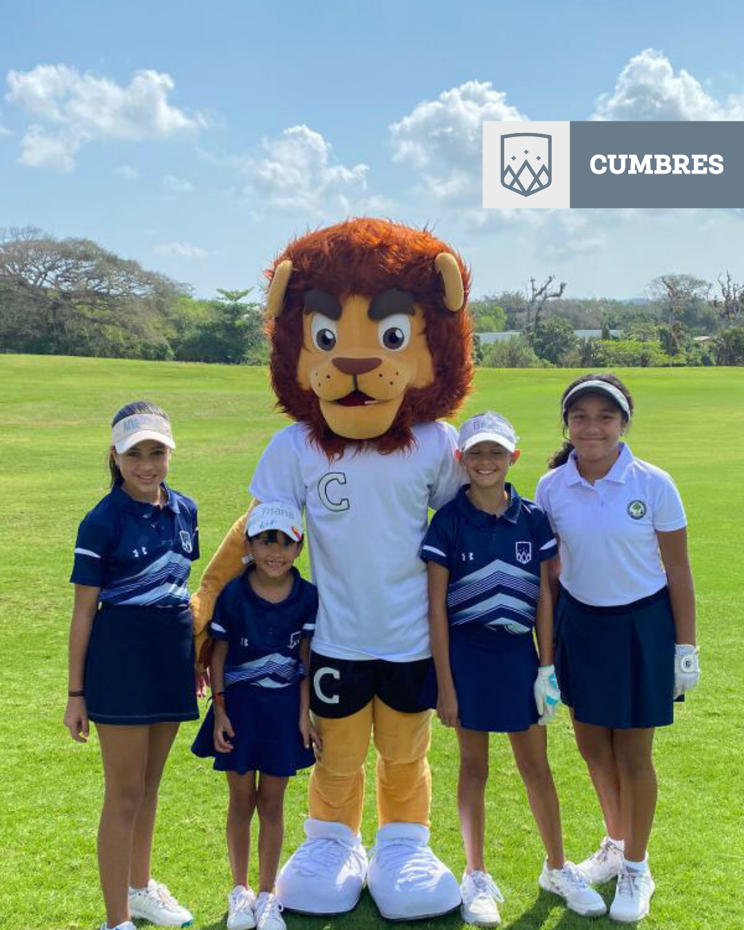 Alumnas de primaria Cumbres Veracruz con mascota de Gran fiesta deportiva TID 2023