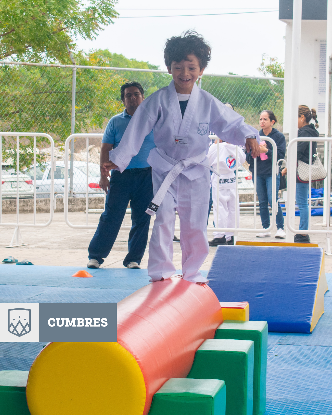 Alumno de Cumbres Veracruz con uniforme de Taekwondo