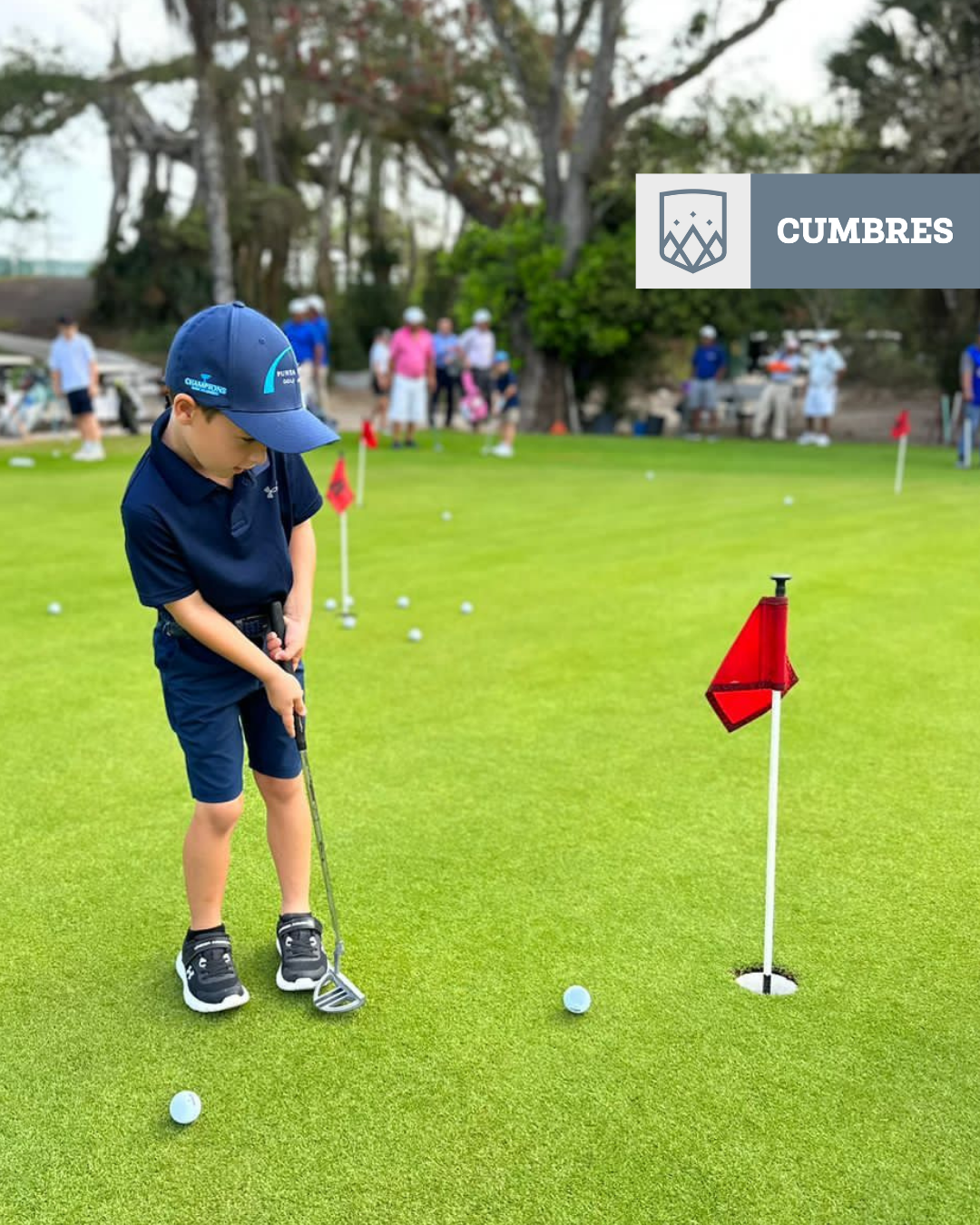 Alumno de Cumbres Veracruz jugando minigolf