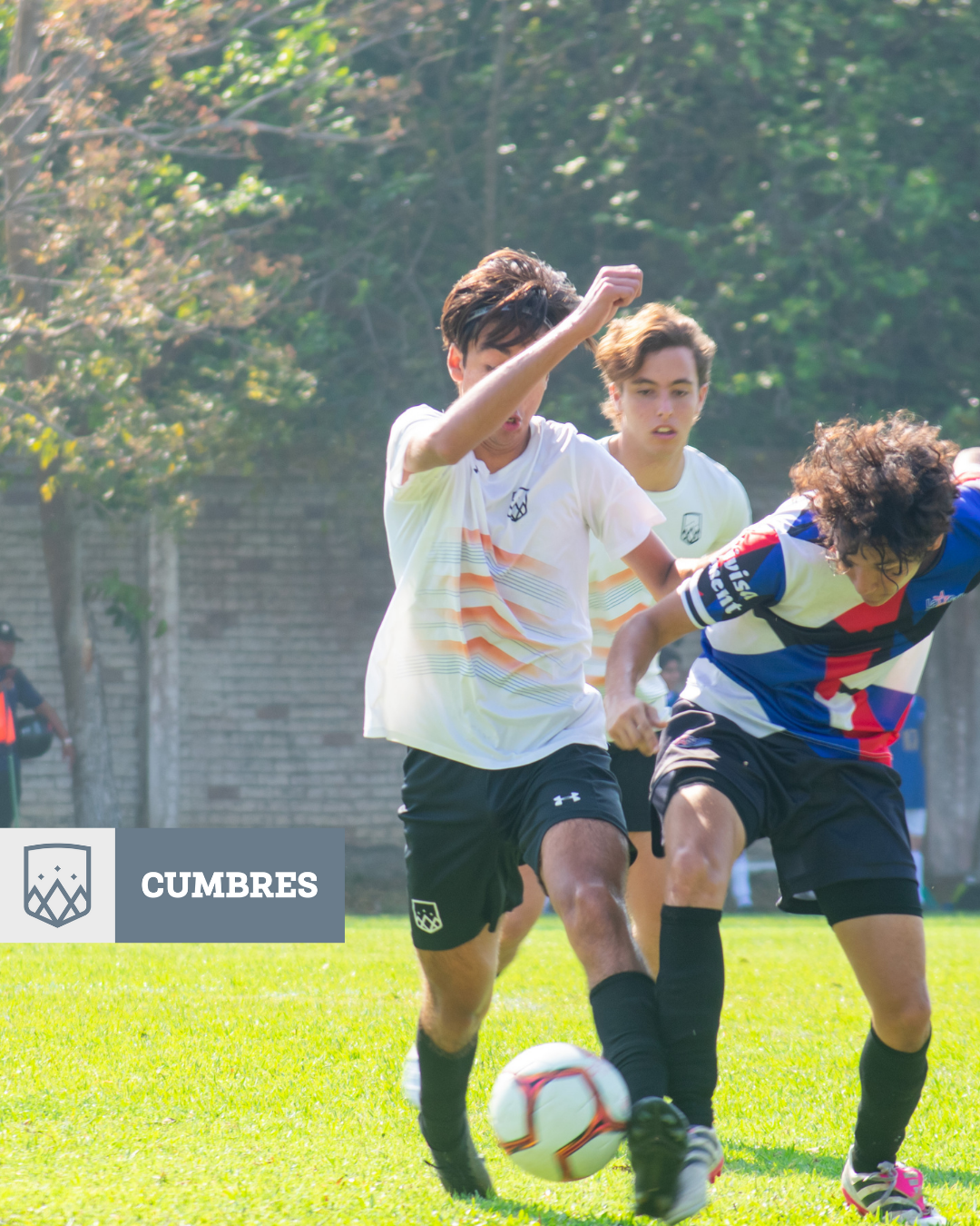 Alumnos de Cumbres Veracruz jugando fútbol