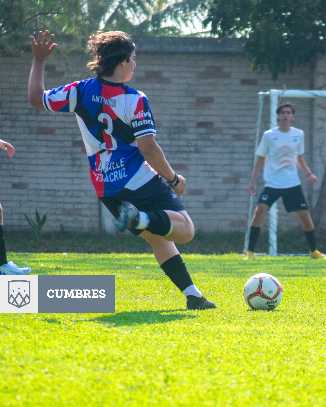 Alumnos de Cumbres Veracruz en partido de fútbol