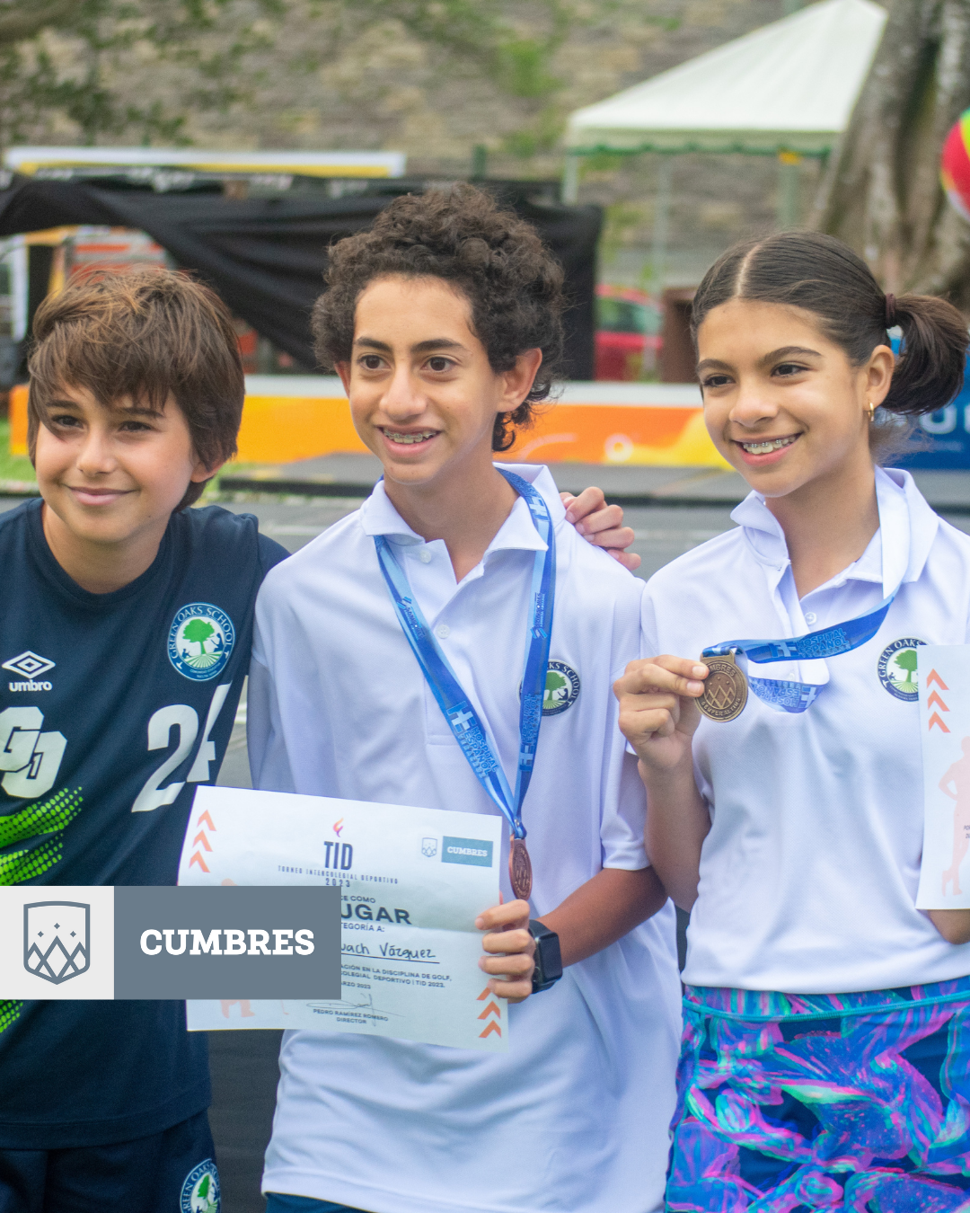 Alumnos de Veracruz con su medalla y reconocimiento de golf en evento TID 2023