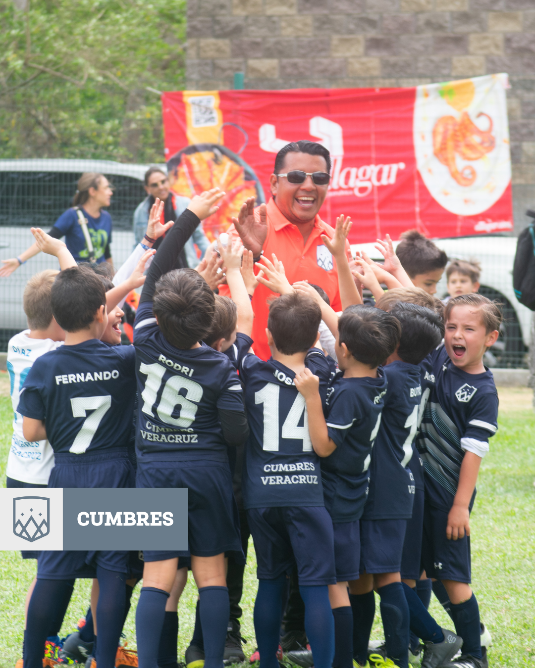 Alumnos y entrenador de Cumbres Veracruz en partido de fútbol