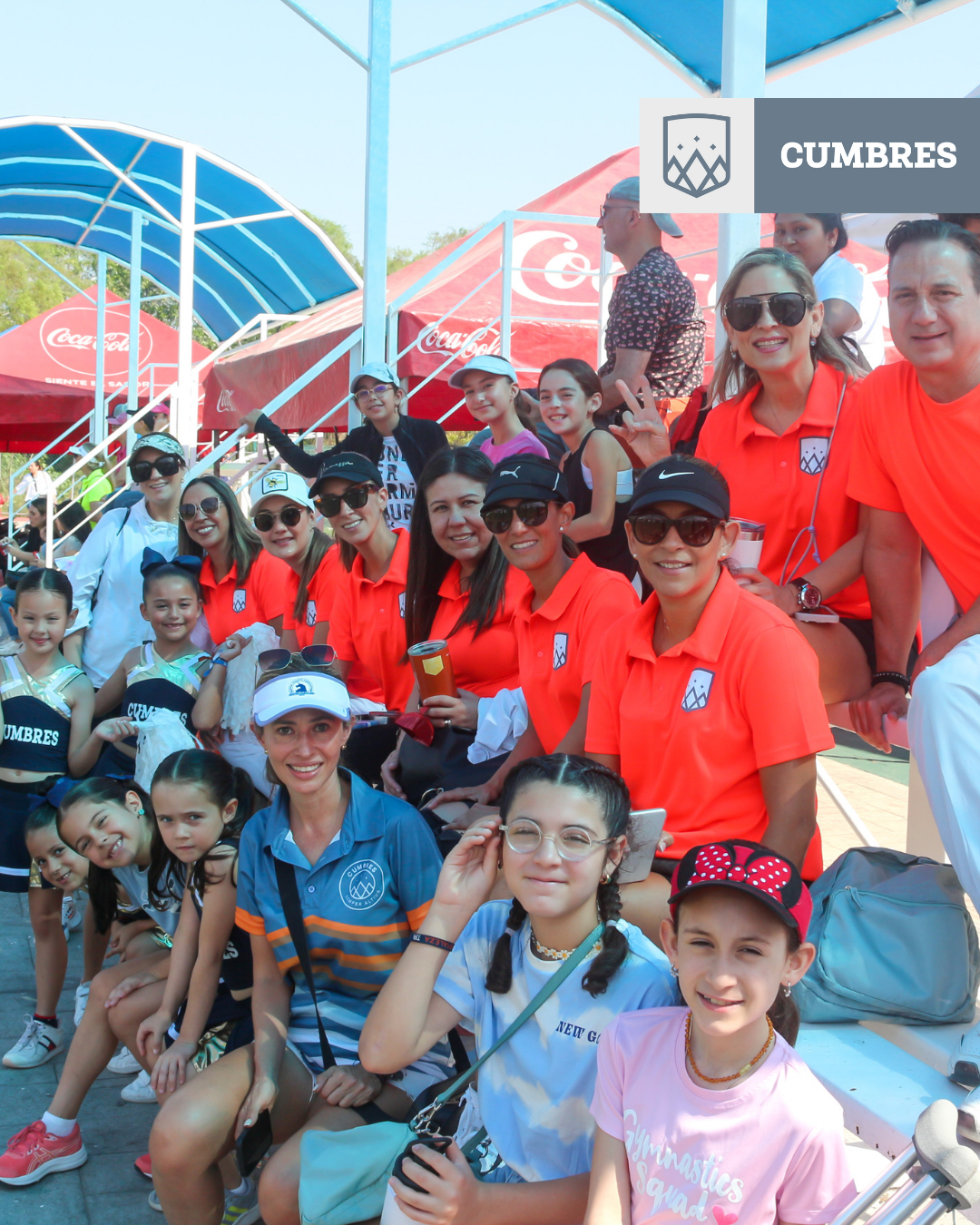 Maestras y alumnas de Cumbres Veracruz viendo partido en gradas techadas