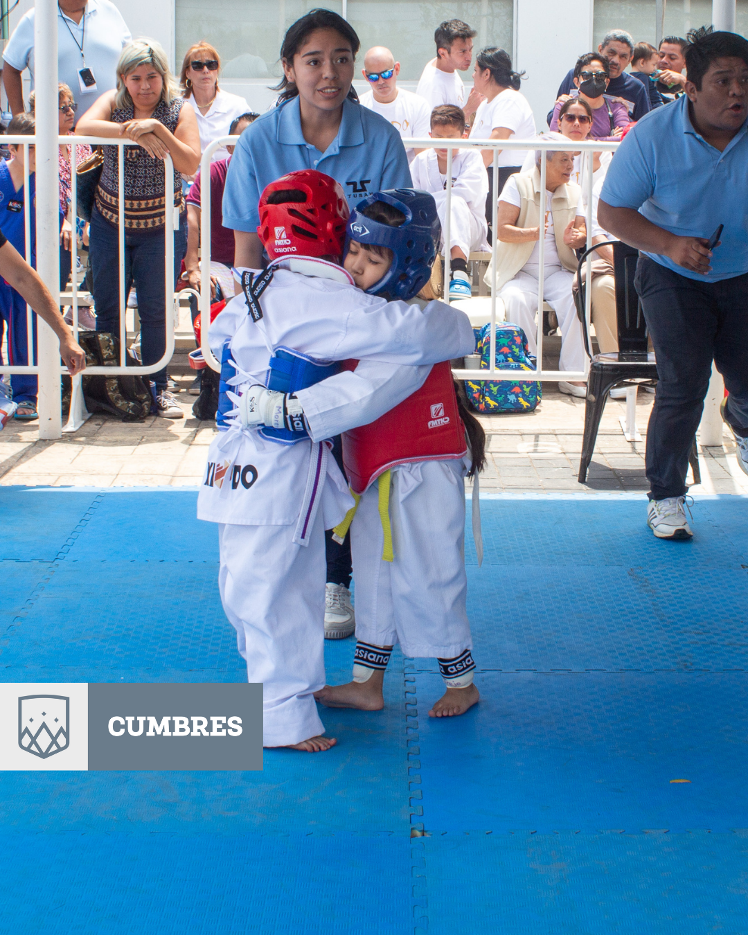 Alumnos de Cumbres Veracruz compitiendo en Taekwondo