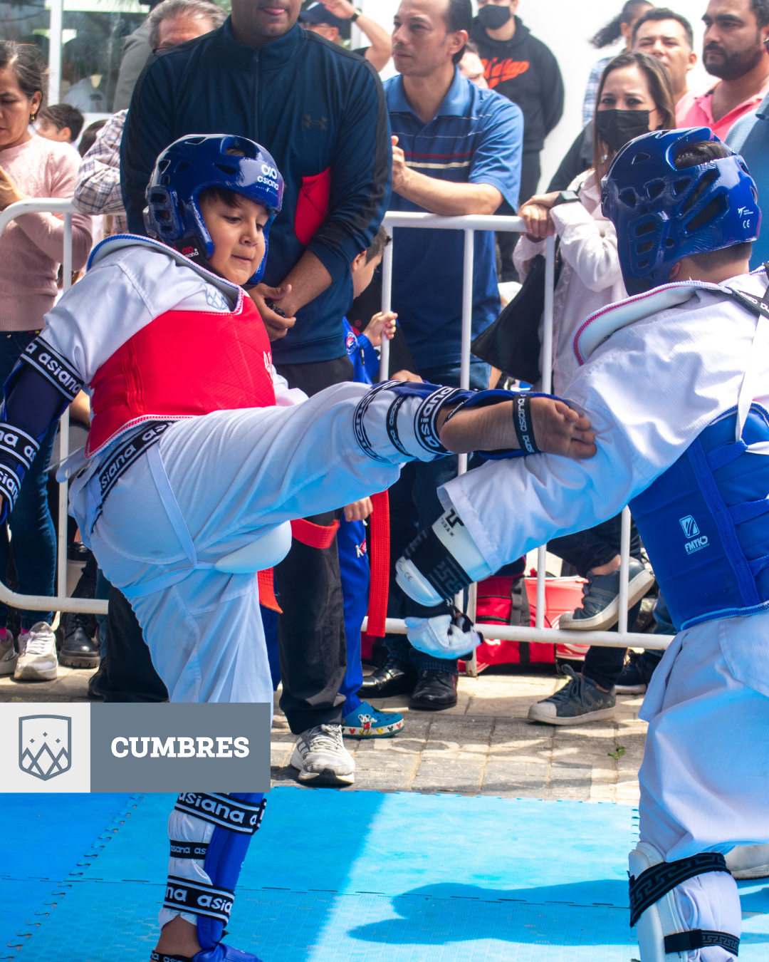 Alumnos de Cumbres Veracruz compitiendo en Taekwondo