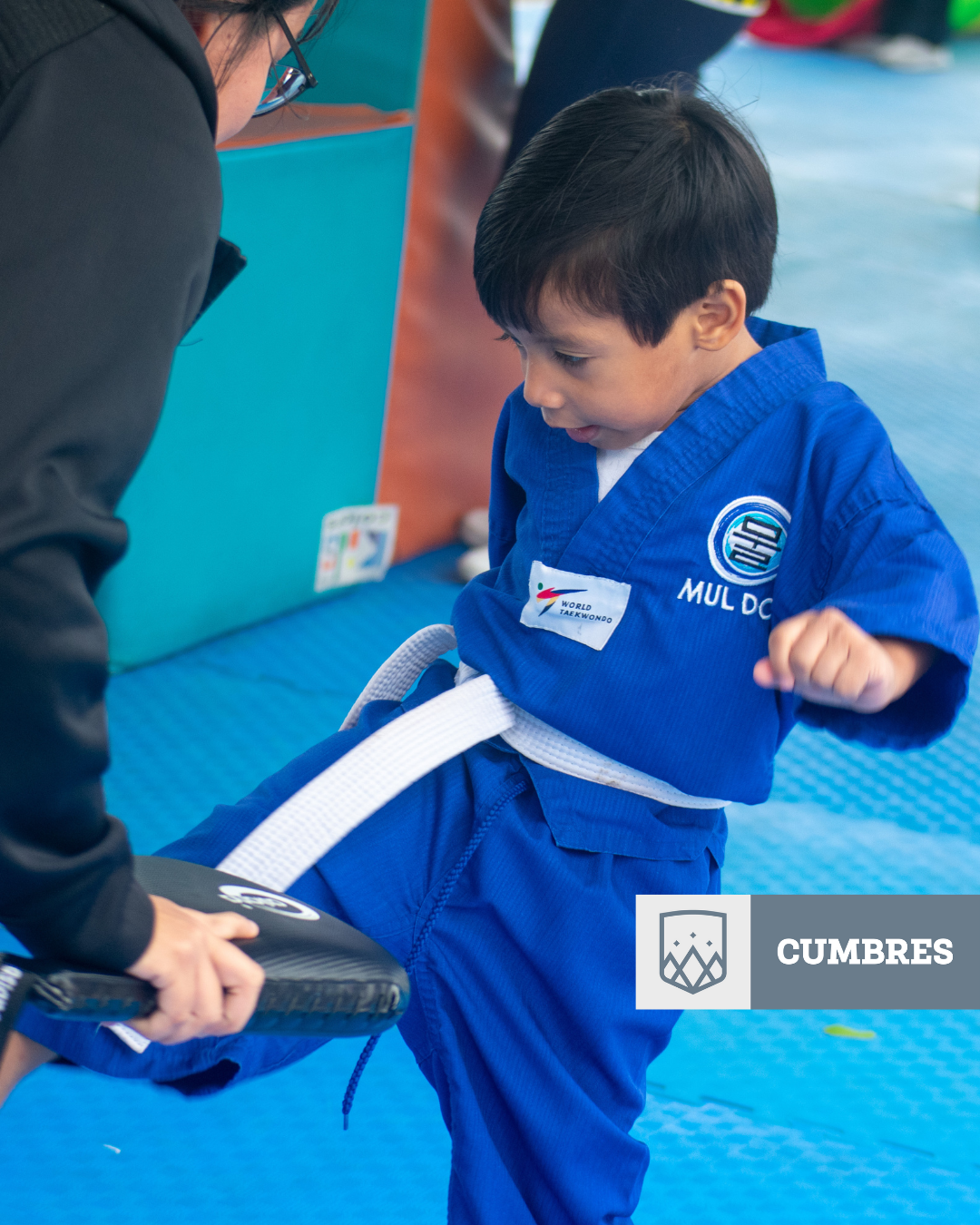 Alumno de Cumbres Veracruz practicando Taekwondo