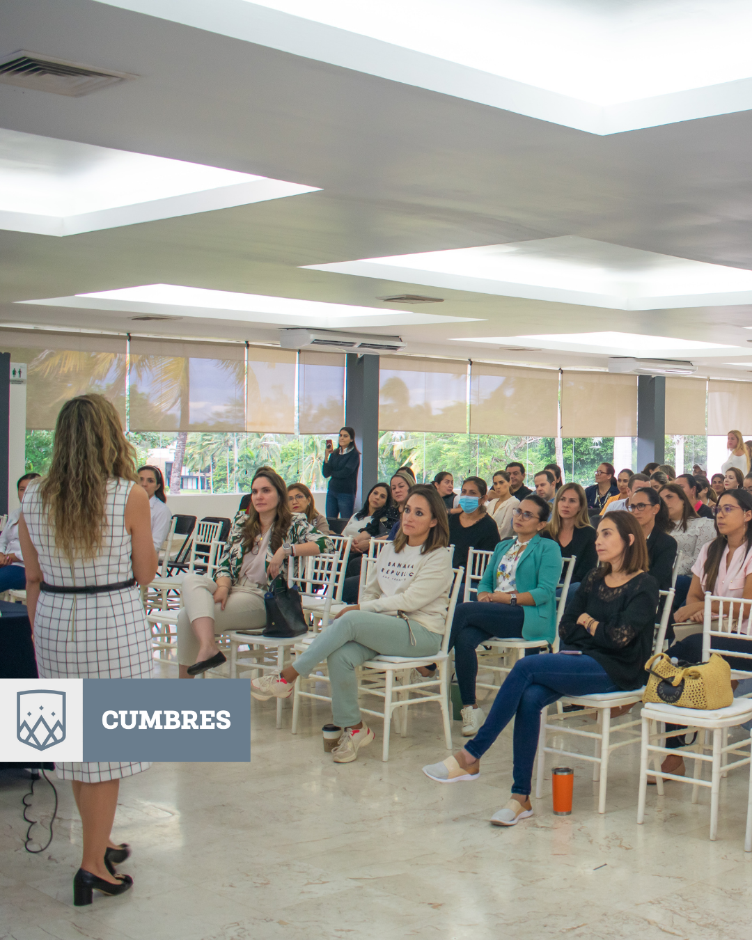 Maestra y padres de familia de Cumbres Veracruz en asamblea de Pasos Para la Paz