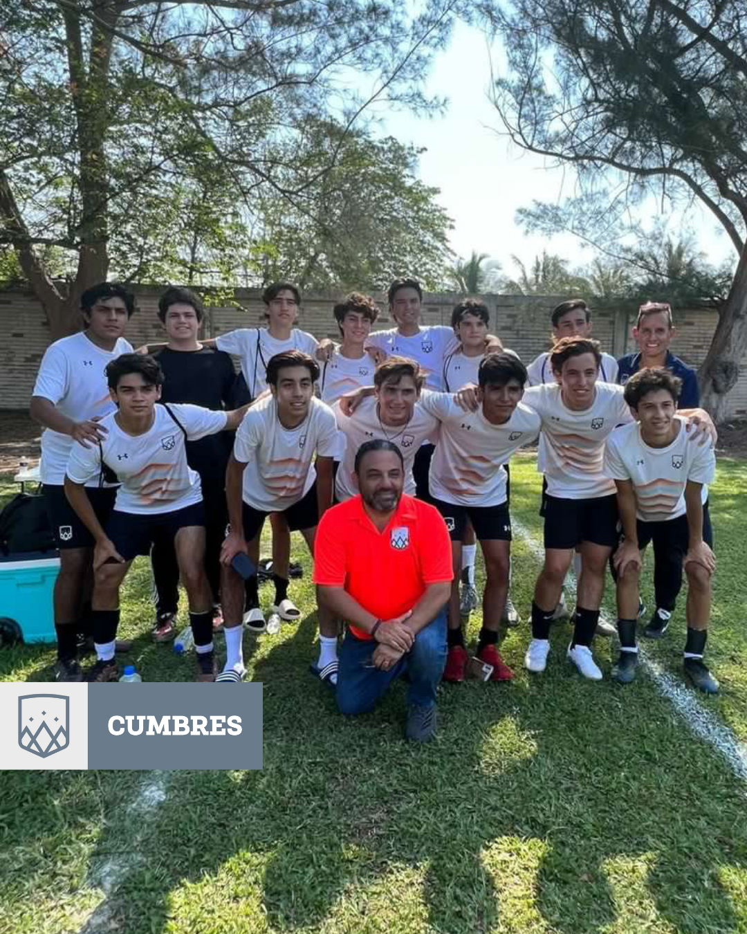 Entrenador y equipo de fútbol de Cumbres Veracruz