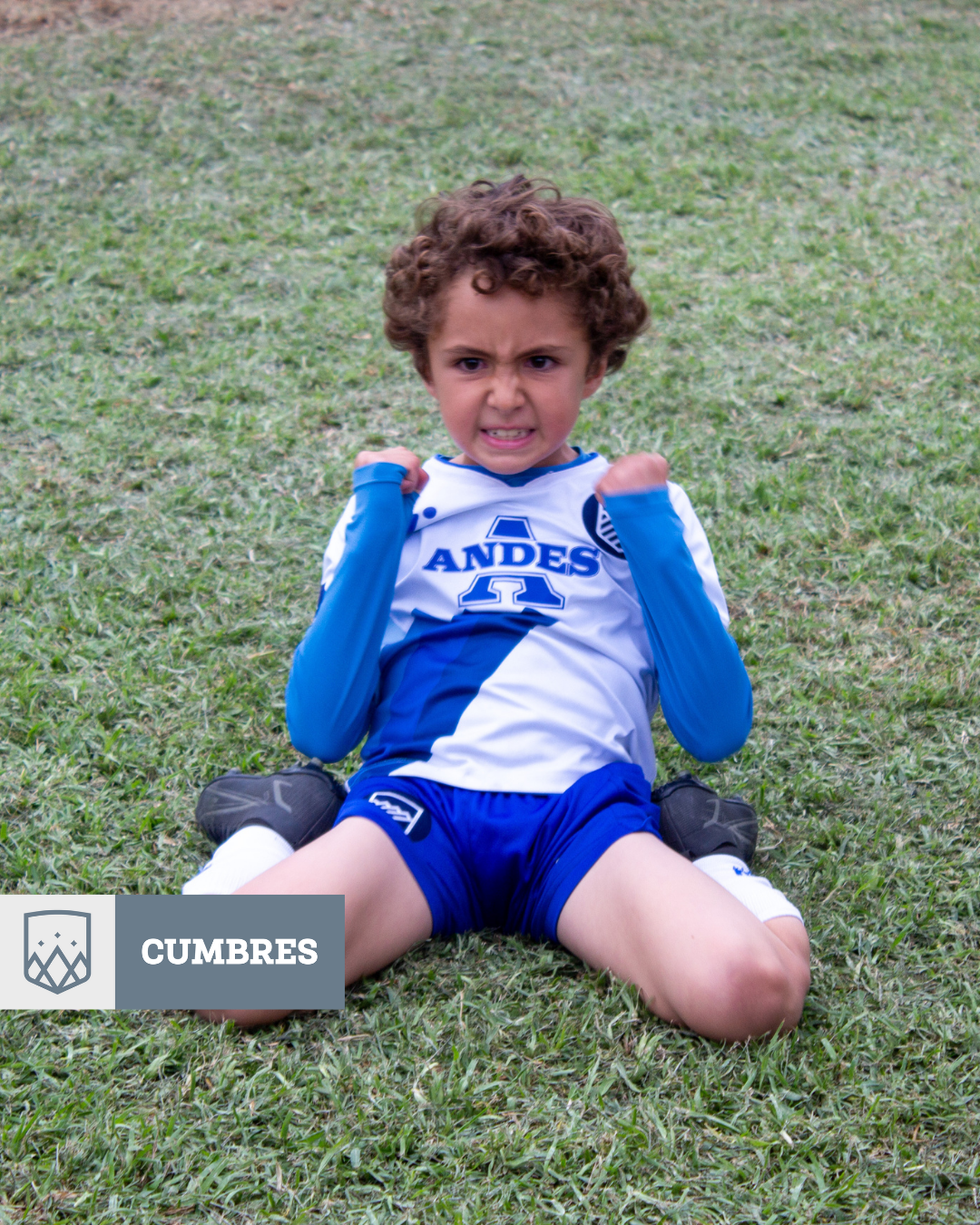 Alumno de primaria Cumbres Veracruz celebra en partido de fútbol