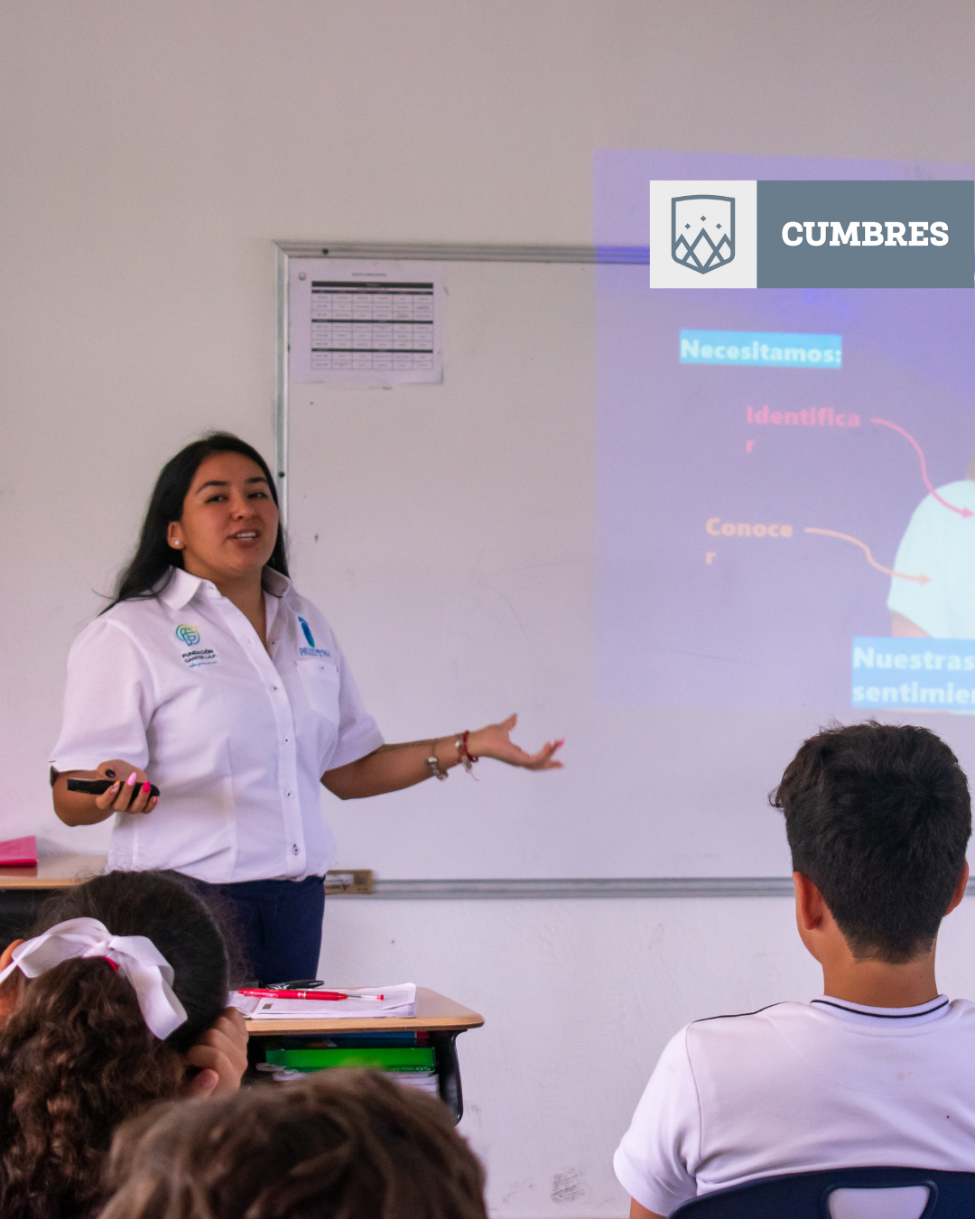 Educadora de Pasos Para la Paz dando plática en Cumbres Veracruz