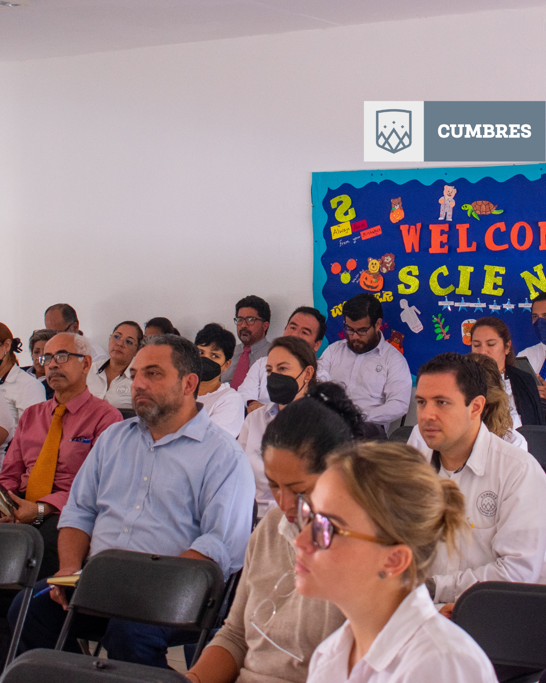 Maestros y padres de familia de Cumbres Veracruz en asamblea