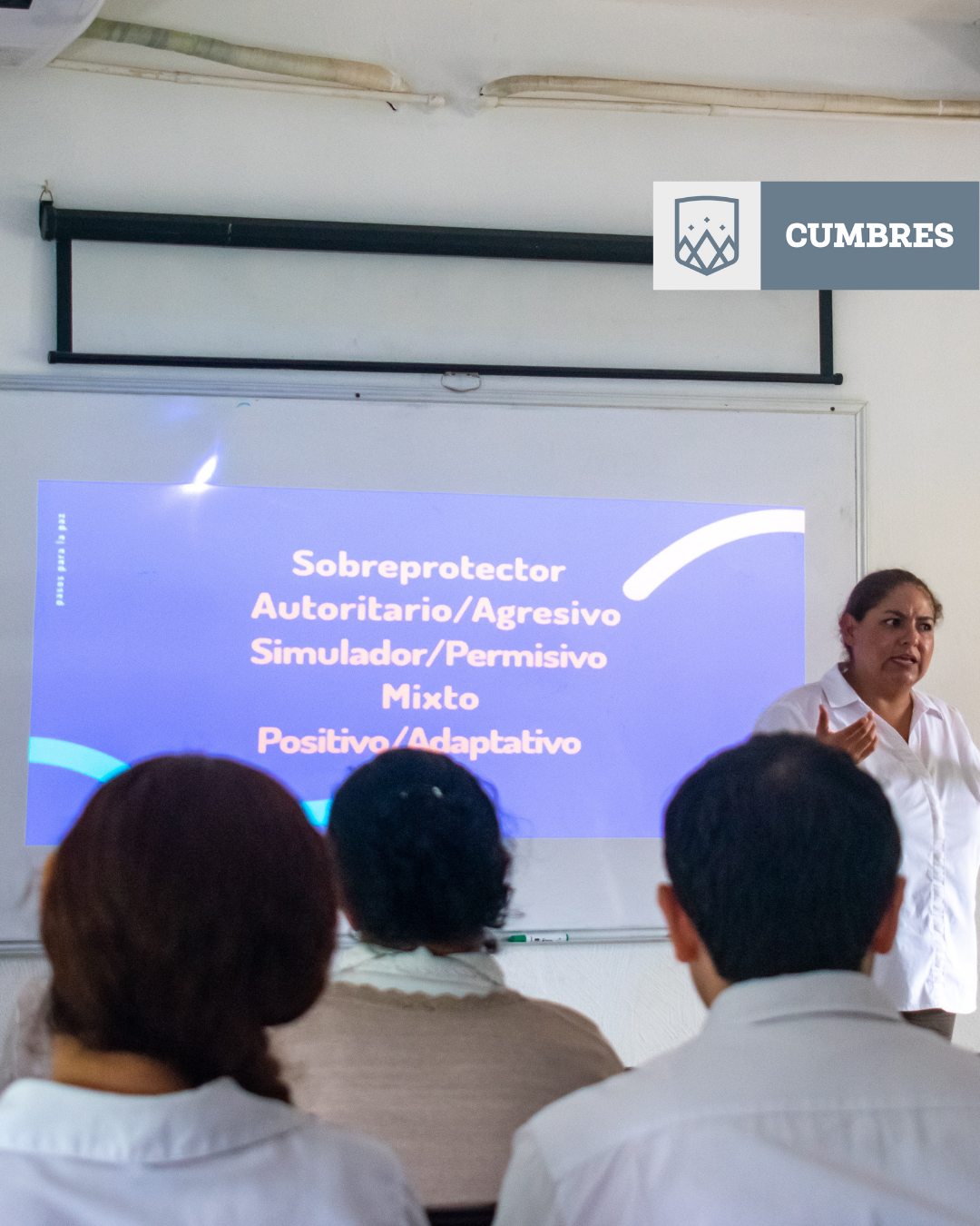 Maestra de Cumbres Veracruz presenta estilos educativos a padres de familia en asamblea de Pasos Para la Paz