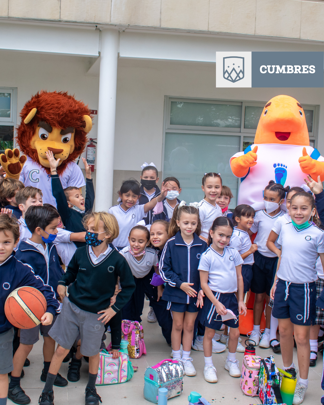 Alumnas de primaria Cumbres Veracruz con mascotas de TID y Pasos Para la Paz